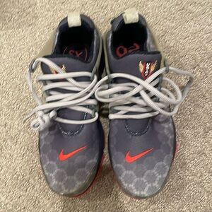 Nike Air Presto. Dark obsidian/comet red. Size XS: WMNS 6.5-8.5, MENS 5-7. New.